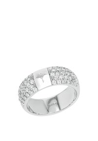 Anillo de banda de plata con una sección central pulida que presenta un símbolo decorativo, flanqueado por una fila de piedras preciosas transparentes brillantes.