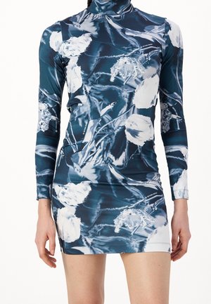 Langemouw jurk in een bloemenprint in blauwtinten. Gemaakt van rekbaar materiaal, met een hoge hals en een aansluitende silhoeet met een korte zoom.