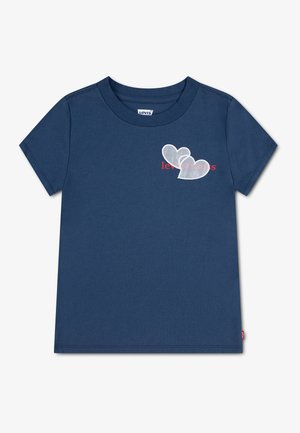 T-shirt bleu marine à manches courtes avec deux cœurs blancs superposés et texte rouge "levi's" sur le haut gauche de la poitrine.