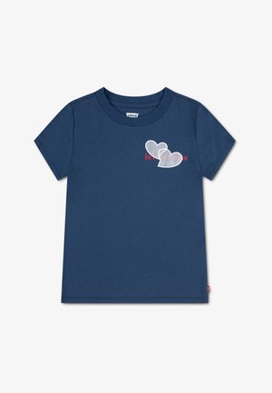 Marineblå kortærmet t-shirt med to overlappende hvide hjerter og rød "levi's" tekst på øverste venstre bryst.