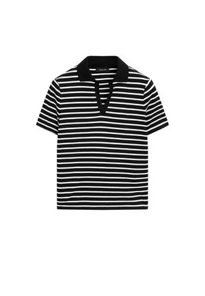 Polo a maniche corte a righe bianco e nere con una texture a coste e colletto piatto, caratterizzato da un'apertura a V.