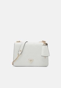 Hvid syntetisk håndtaske med præget blomsterdesign, hardware i guldtoner, justerbar rem, trekantet logo-plade og en dekorativ tag.