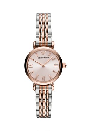 Armbanduhr aus roségold- und silberfarbenem Metall mit rundem rosa Zifferblatt, Kristall-Stundenmarkierungen und römischen Ziffern bei 3, 6 und 9 Uhr.