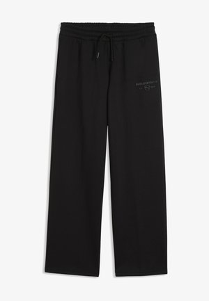 Zwarte Puma sportbroek met elastische tailleband en trekkoord, met een kleine logo-opdruk aan de bovenkant van de linker dij.