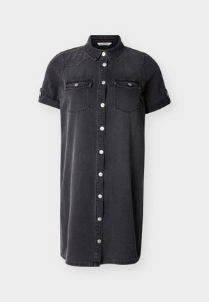 Czarna sukienka koszulowa z denimu z krótkim rękawem, z przodu srebrne guziki, dwie kieszenie na piersi z klapkami oraz podwijane rękawy zapinane na guziki.