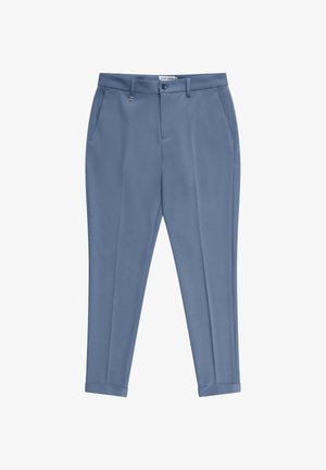 Blaue, schmal zulaufende formelle Hose mit Gürtelschlaufen, Knopf und Reißverschluss vorne, Seitentaschen und einem kleinen Metallringdetail nahe dem Bund.