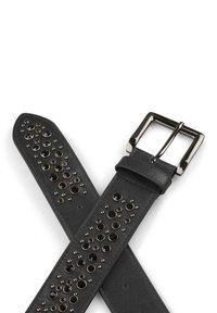 Cinturón de cuero negro con una hebilla metálica brillante y adornos de tachuelas circulares a lo largo de un lado. Textura suave con acentos llamativos.