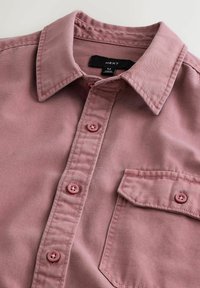 Rosa Hemd mit Kragen, ausgestattet mit einer Brusttasche und normalen Knöpfen. Strukturierter Stoff mit sichtbaren Nähdetails.