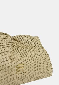 Borsa in pelle intrecciata beige con finitura testurizzata, dotata di un accento in oro con logo e forma curva. Superficie liscia con un intricato motivo di tessitura.