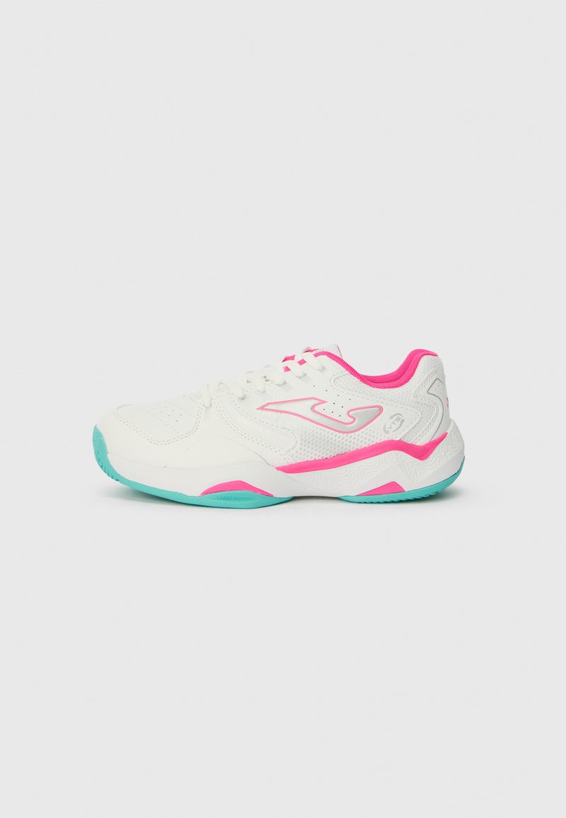 Zapatilla deportiva blanca con acentos en rosa, con una parte superior de malla texturizada, cierre de cordones y una suela de goma turquesa con patrones de agarre.