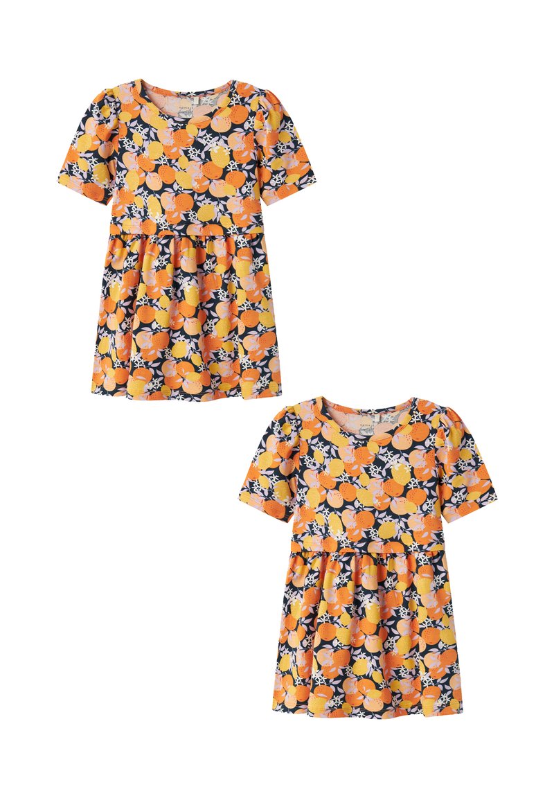 Kurzärmliges Kleid mit einem lebhaften orange-gelben Zitrusmuster auf dunklem Hintergrund, mit einem gerafften Taillenbund und A-Linien-Silhouette.