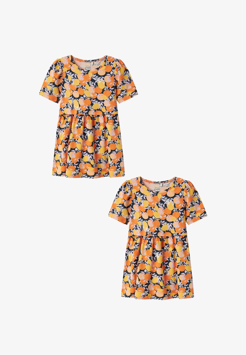 Kurzärmliges Kleid mit einem lebhaften orange-gelben Zitrusmuster auf dunklem Hintergrund, mit einem gerafften Taillenbund und A-Linien-Silhouette.