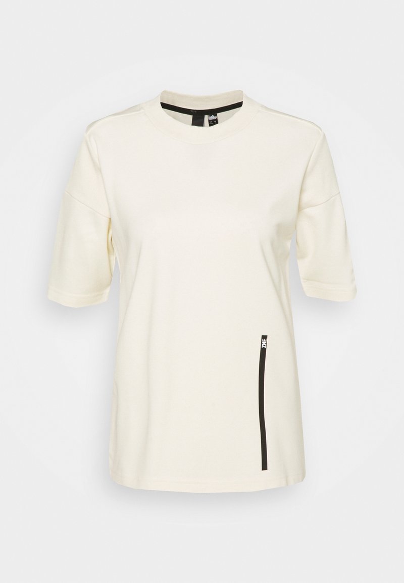 Krémové tričko s krátkým rukávem a kulatým výstřihem. Má černou kapsu se zipem na levé straně. Měkká, strukturovaná tkanina.