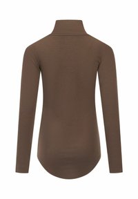 Pull à col roulé marron à manches longues en tissu côtelé. Présente un design ajusté avec un col haut et un ourlet arrondi à l'arrière.