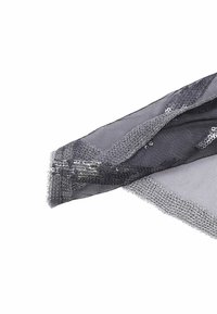 Tessuto a rete nero e argento decorato con paillettes, caratterizzato da una consistenza semi-trasparente e un design a strati.
