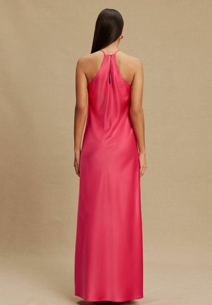 Langes pinkes Satinkleid mit Neckholder-Design, Rückenausschnitt in Tropfenform und glatter Textur, die bis zum Boden fließt.