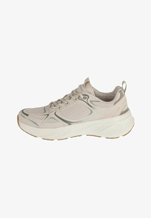 Sneaker sportiva beige chiaro con pannelli in mesh, chiusura frontale con lacci, suola bianca spessa e suola esterna in gomma color cuoio, vista laterale.