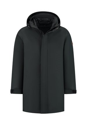 Parka negra impermeable con capucha, cremallera frontal y botones a presión. Presenta puños ajustables y un diseño recto.