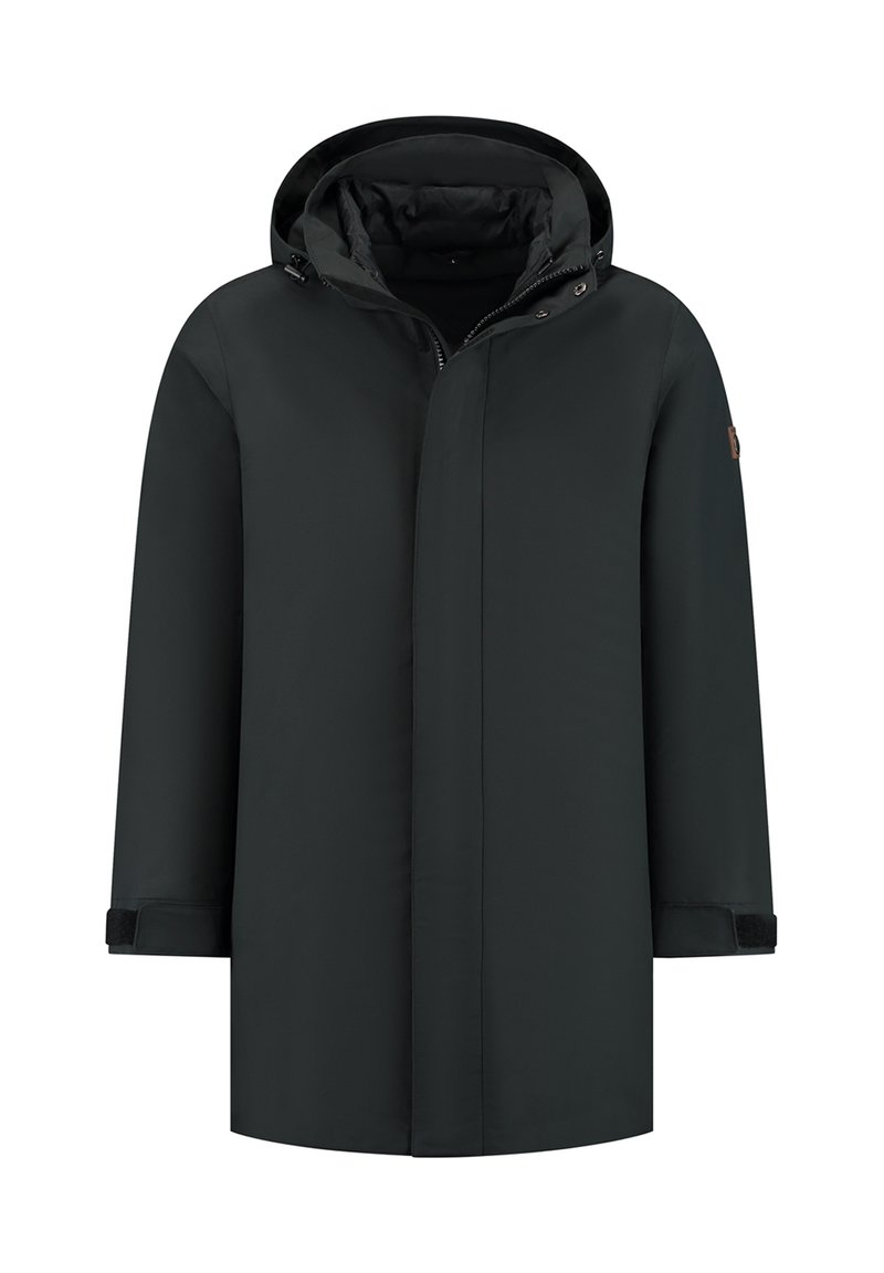 Parka negra impermeable con capucha, cremallera frontal y botones a presión. Presenta puños ajustables y un diseño recto.