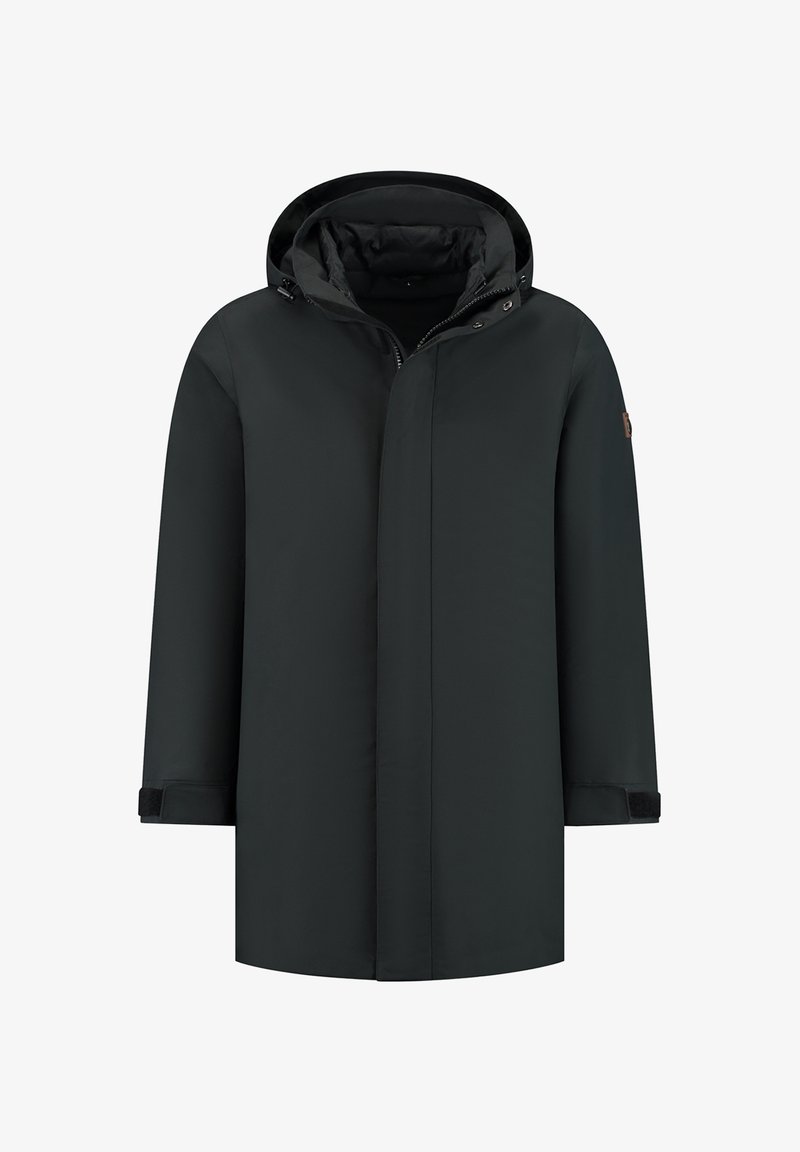 Parka negra impermeable con capucha, cremallera frontal y botones a presión. Presenta puños ajustables y un diseño recto.