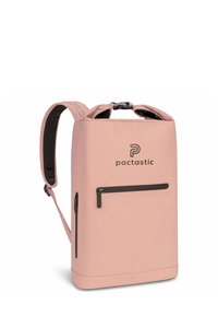 Mochila rectangular rosa con correas acolchadas, bolsillo con cremallera, logo en la parte frontal y textura suave. Material blando con líneas de diseño limpias.