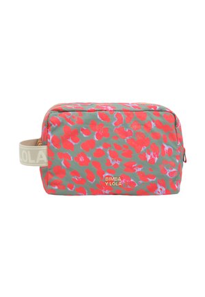 Bolso rectangular con estampado floral rojo y morado sobre fondo verde, asa lateral beige con el nombre de la marca "Bimba y Lola" en letras doradas.