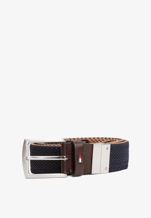 Ceinture tissée en textile bleu foncé et marron. Elle est dotée d'une boucle en métal argenté et d'un accent en cuir marron avec un détail de logo.