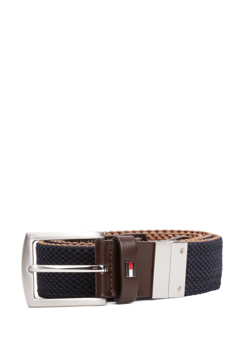 Ceinture tissée en textile bleu foncé et marron. Elle est dotée d'une boucle en métal argenté et d'un accent en cuir marron avec un détail de logo.