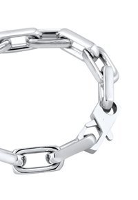 Bracelet en chaîne argentée avec des maillons allongés et une finition polie, ainsi qu'un fermoir distinctif. Les maillons sont lisses et uniformes.