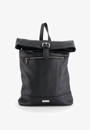 Czarny skórzany plecak z teksturowanym wykończeniem, projekt zwijany od góry, przednia kieszeń na zamek błyskawiczny oraz srebrne detale. Wyposażony w górny uchwyt do noszenia.