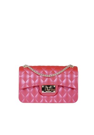 Borsa trapuntata rossa con tracolla a catena dorata e chiusura decorativa in metallo dorato sulla pattina frontale.