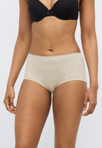 Ανοιχτό μπεζ εσώρουχο hipster με απαλή υφή, δαντελένιο τελείωμα στη μέση και ομαλό σχέδιο κατάλληλο για καθημερινή χρήση.