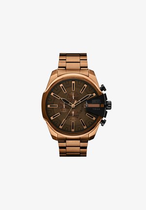 Orologio in acciaio inossidabile bronzeo con cassa rotonda, quadrante marrone scuro, sub-quadranti cronografici, marcatori delle ore audaci e una corona nera di accento.