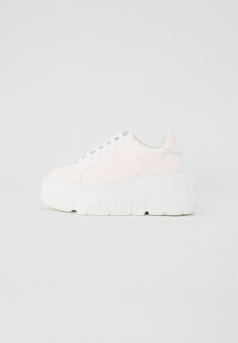 Bílé platformové tenisky s jemným růžovým vzorem, s hladkým povrchem, kulatou špičkou a bílými tkaničkami. Značkový postranní akcent.