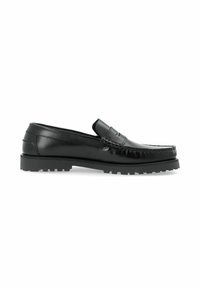 Mocassins en cuir noir avec un bout rond, une partie avant texturée et une semelle en caoutchouc épaisse dotée d'un motif à crampons pour une meilleure adhérence.