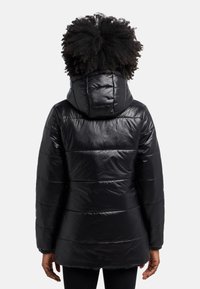 Svart puffjacka med huva, med en glänsande yta, horisontellt kviltad design och elastiska ärmslut. Inga synliga stängningar.