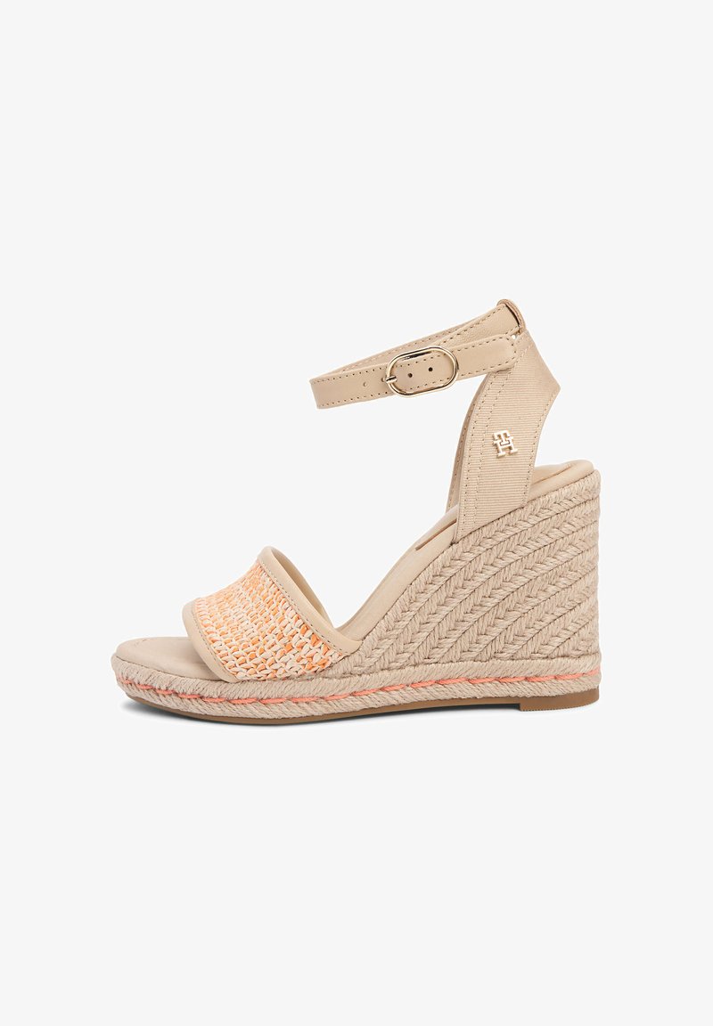Sandale compensée beige avec lanière tissée à l'avant, bride cheville avec boucle et semelle plateforme de style espadrille tressée.