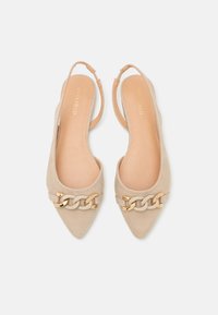 Tacones slingback de ante beige con punta afilada, que presentan un adorno decorativo de cadena dorada a lo largo del empeine. Forro interior suave.