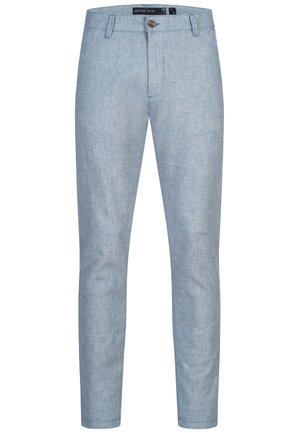 Jasnoniebieskie, tkane spodnie o wąskim kroju, z zapięciem na guzik i szlufkami na pasek; bez widocznych wzorów ani ozdób.