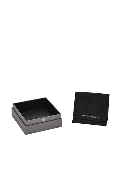 Grå presentask med en slät finish, med en präglad logotyp. Bredvid den, en svart mockapåse med ett tryckt varumärkesnamn.