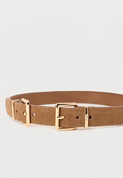 Ceinture en daim marron avec boucle rectangulaire dorée et passant, réglable avec plusieurs trous, posée à plat sur un fond blanc.
