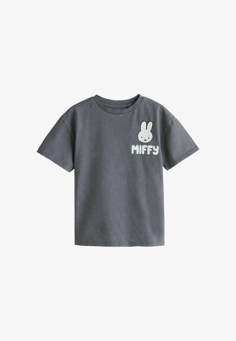 T-shirt gris foncé à manches courtes avec une petite tête de lapin dessin animé blanche et le texte "MIFFY" sur la partie supérieure gauche de la poitrine.