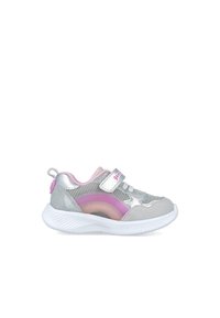 Zapatilla deportiva plateada con acentos rosas, parte superior de malla, tiras de Velcro, punta redondeada y suela blanca texturizada. Presenta una sección transparente en el costado.