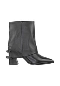 Czarne skórzane botki sięgające do kostki z ostrym noskiem, średniej wysokości kwadratowym obcasem oraz charakterystyczną zgiętą cholewką z klamrą po boku.