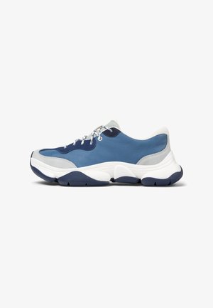 Baskets de sport bleues avec une combinaison de textures lisses et en daim, présentant des accents blancs, une semelle rembourrée et des détails contrastants en bleu marine.
