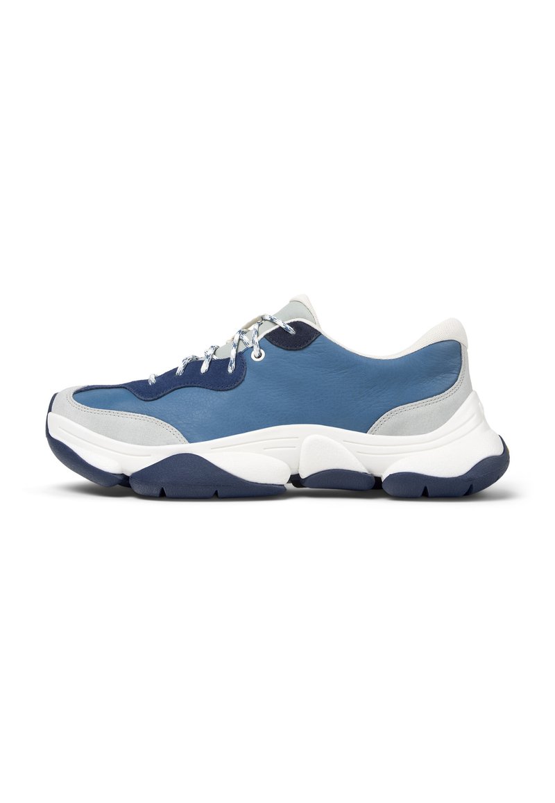 Scarpe sportive blu con una combinazione di texture lisce e scamosciate, dotate di dettagli bianchi, suola ammortizzata e particolari in contrasto di colore blu navy.