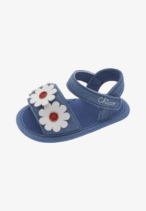 Sandalo in denim con decorazioni floreali bianche e centri rossi. Dotato di cinturini in Velcro, soletta imbottita e design a punta aperta. Leggero.