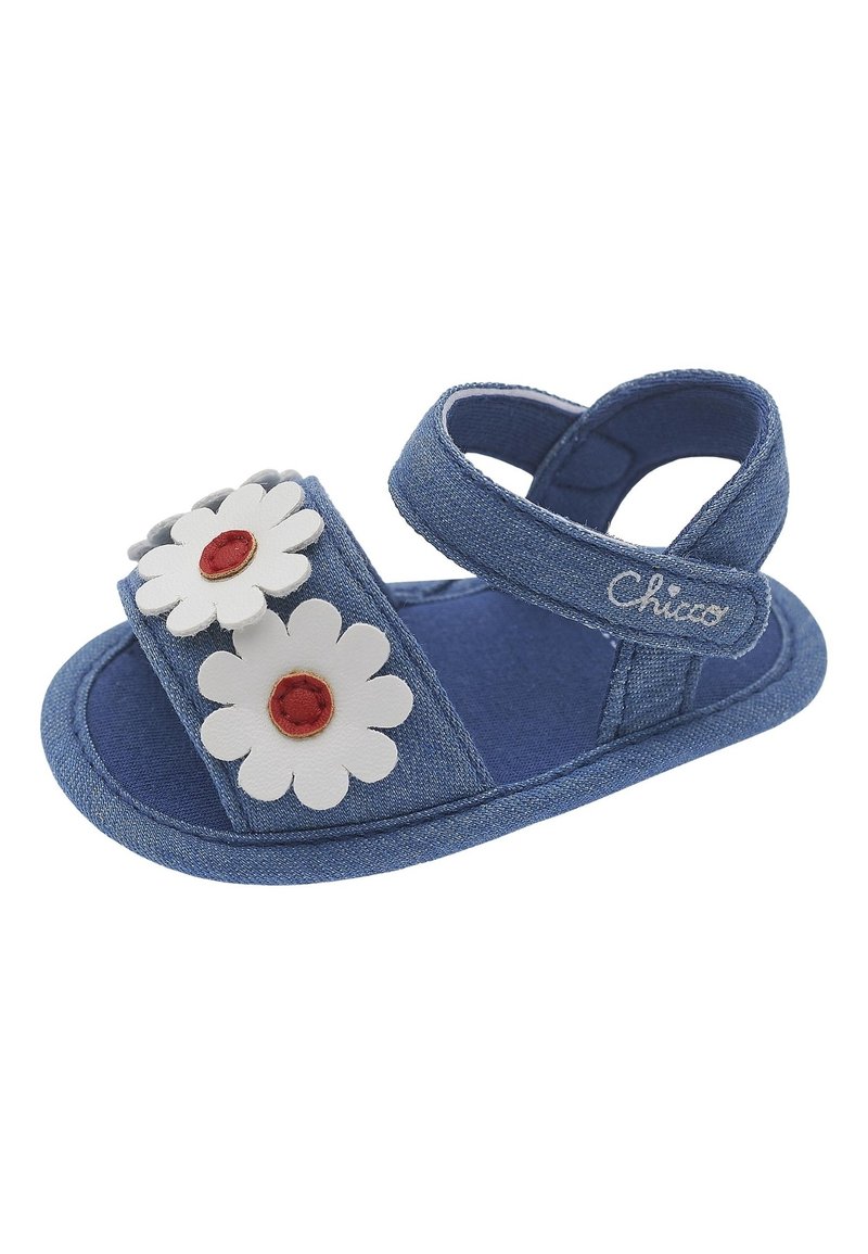 Denim-Sandale mit weißen Blumenverzierungen und roten Zentren. Verfügt über Klettverschlüsse, gepolstertes Fußbett und offene Zehenpartie. Leichtgewicht.