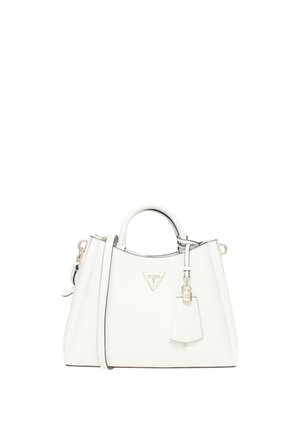 Borsa sintetica bianca con due manici superiori, hardware dorato e un'etichetta staccabile. Presenta un design strutturato e un bordo nero a contrasto.