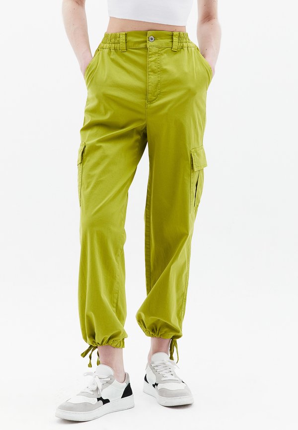 HIGH RISE WITH POCKETS - Cargohose - antik golden lime